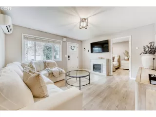 Photo #4: 183414371 Listing