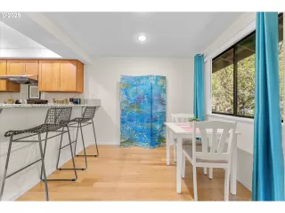 Photo #4: 185632444 Listing