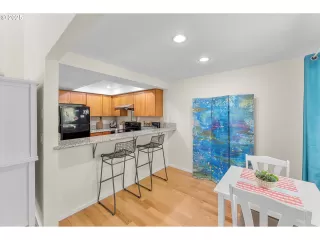 Photo #5: 185632444 Listing