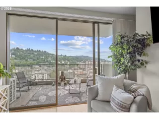 Photo #5: 186548806 Listing