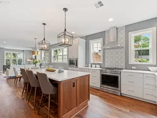 Photo #6: 19000968 Listing
