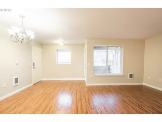 Photo #4: 19005176 Listing