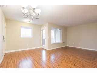 Photo #5: 19005176 Listing