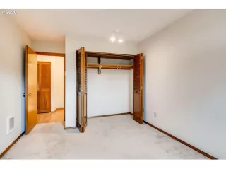 Photo #4: 19007180 Listing