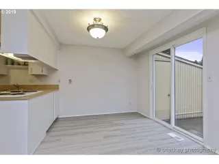 Photo #5: 19021128 Listing