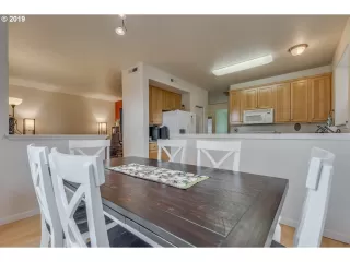 Photo #5: 19028193 Listing