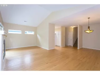 Photo #5: 19036766 Listing