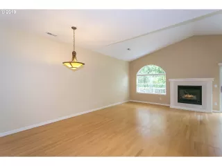 Photo #6: 19036766 Listing