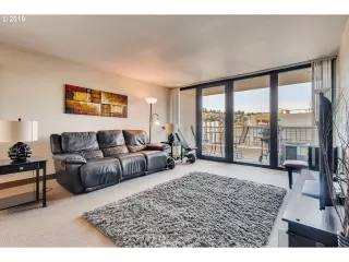 Photo #6: 19079306 Listing 