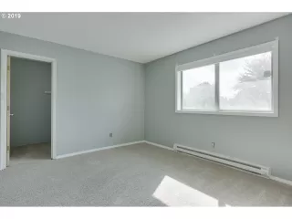 Photo #5: 19081401 Listing