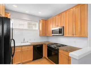 Photo #5: 19096156 Listing