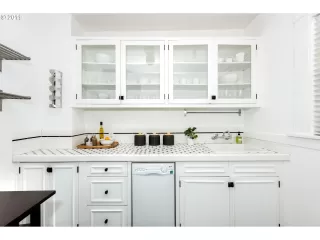 Photo #5: 19096869 Listing