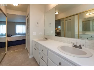 Photo #5: 19102983 Listing