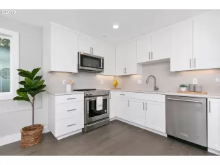 Photo #5: 19103148 Listing