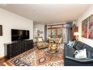Photo #5: 19112428 Listing