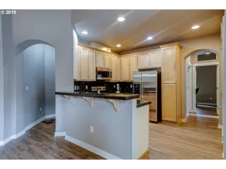 Photo #5: 19118203 Listing