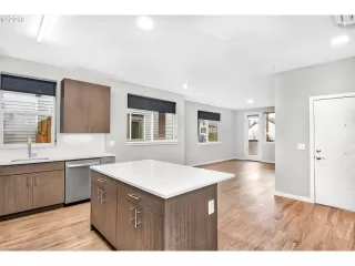 Photo #4: 19125513 Listing