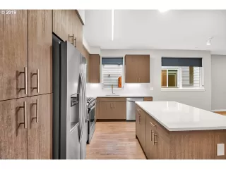 Photo #5: 19125513 Listing