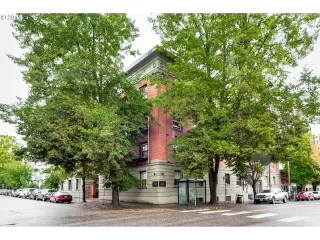 Photo #6: 19135478 Listing