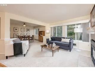 Photo #4: 19136672 Listing