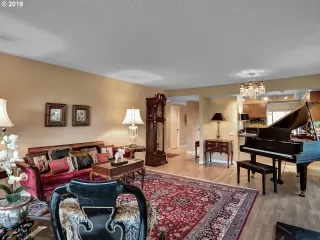 Photo #5: 19139458 Listing