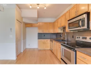 Photo #4: 19143099 Listing