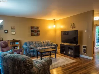 Photo #4: 19144307 Listing