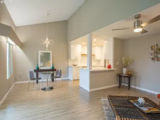 Photo #5: 19150663 Listing