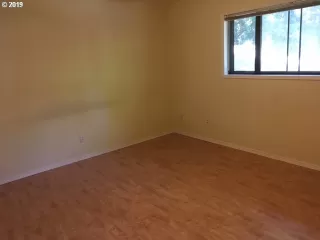 Photo #6: 19166830 Listing