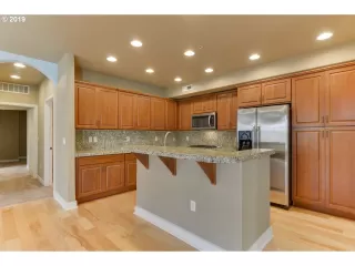 Photo #5: 19172904 Listing