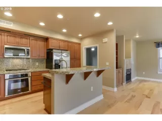 Photo #6: 19172904 Listing