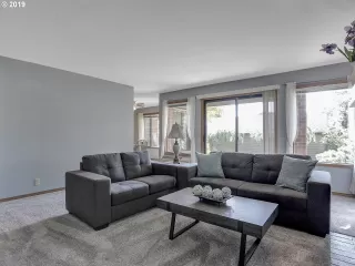 Photo #4: 19174886 Listing