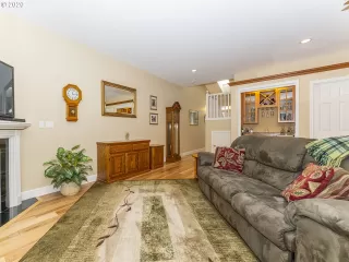 Photo #5: 19182087 Listing