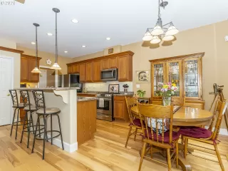 Photo #6: 19182087 Listing