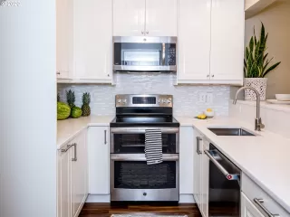 Photo #5: 19186656 Listing