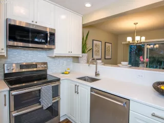 Photo #6: 19186656 Listing