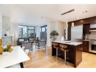 Photo #4: 19227473 Listing