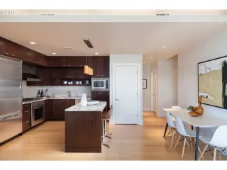 Photo #5: 19227473 Listing