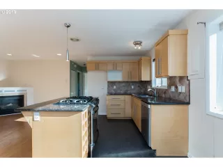 Photo #5: 19240401 Listing