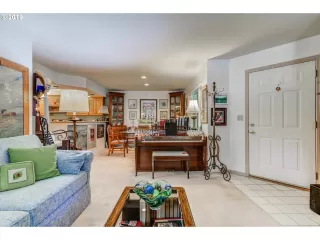 Photo #3: 19242932 Listing