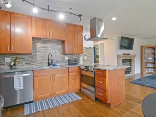 Photo #5: 192429644 Listing