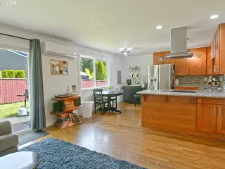 Photo #6: 192429644 Listing