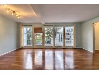 Photo #5: 19248771 Listing