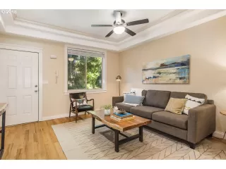 Photo #5: 19264367 Listing