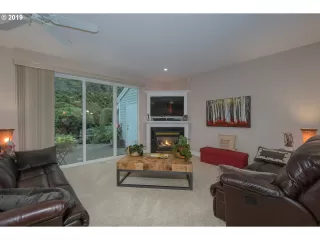 Photo #4: 19267658 Listing