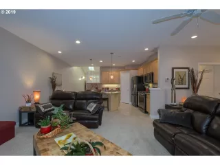 Photo #5: 19267658 Listing