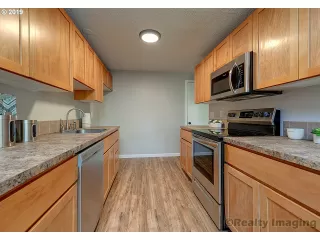 Photo #5: 19268053 Listing