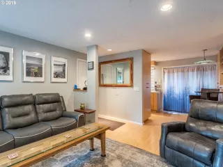 Photo #4: 19270399 Listing