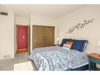 Photo #5: 19276782 Listing