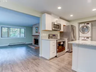 Photo #6: 19293386 Listing